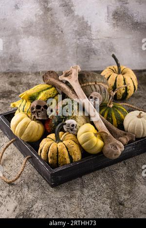 Halloween Stillleben mit Kürbis und Knochen Stockfoto