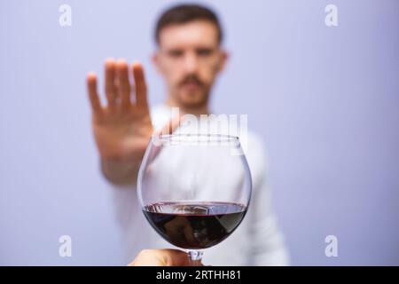 Um aufzuhören zu trinken. Alkoholismus-Konzept. Keine Alkoholabhängigkeit mehr. Alkoholabhängigkeit. Stockfoto