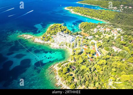 Insel Rab idyllische türkisfarbene Küste in Kampor aus der Vogelperspektive, Adriatischer Archipel von Kroatien Stockfoto