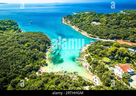 Insel Rab idyllische türkisfarbene Bucht von oben, Adriatischer Archipel von Kroatien Stockfoto