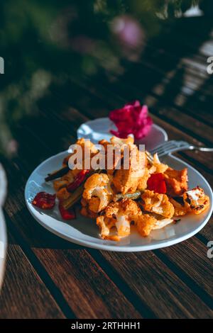 Köstliches gebackenes Hühnercurry mit gerösteten roten Paprika und Blumenkohl. Stockfoto