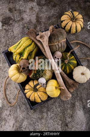 Halloween Stillleben mit Kürbis und Knochen Stockfoto