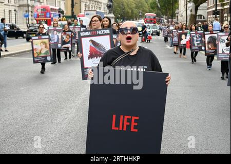 London, Großbritannien. In einer eindrucksvollen Demonstration der Unterstützung für die von Frauen geführte Protestbewegung im Iran marschierten 50 Kunstperformance-Demonstranten der Aktivistengruppe "Stage of Freedom" durch das Zentrum von London und hielten 10 Bilder von Mahsa Amini. In drei Tagen findet in London ein größerer Protest statt, um den ersten Jahrestag ihres Todes in Polizeigewahrsam zu begehen. Sie war erst 22 Jahre alt. Quelle: michael melia/Alamy Live News Stockfoto