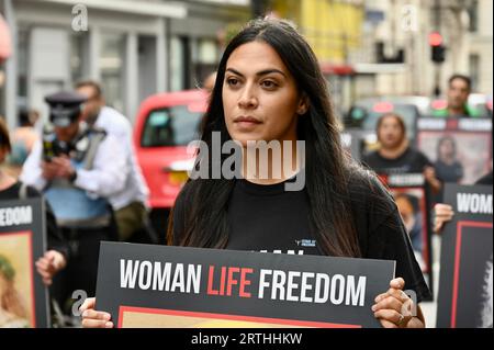 London, Großbritannien. In einer eindrucksvollen Demonstration der Unterstützung für die von Frauen geführte Protestbewegung im Iran marschierten 50 Kunstperformance-Demonstranten der Aktivistengruppe "Stage of Freedom" durch das Zentrum von London und hielten 10 Bilder von Mahsa Amini. In drei Tagen findet in London ein größerer Protest statt, um den ersten Jahrestag ihres Todes in Polizeigewahrsam zu begehen. Sie war erst 22 Jahre alt. Quelle: michael melia/Alamy Live News Stockfoto