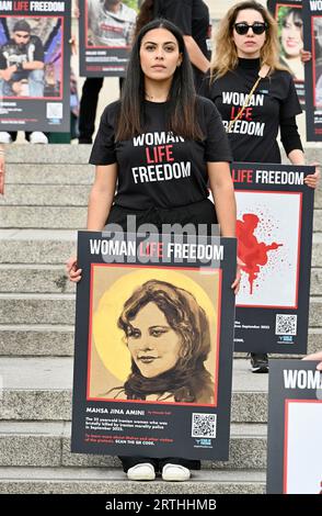 London, Großbritannien. In einer eindrucksvollen Demonstration der Unterstützung für die von Frauen geführte Protestbewegung im Iran marschierten 50 Kunstperformance-Demonstranten der Aktivistengruppe "Stage of Freedom" durch das Zentrum von London und hielten 10 Bilder von Mahsa Amini. In drei Tagen findet in London ein größerer Protest statt, um den ersten Jahrestag ihres Todes in Polizeigewahrsam zu begehen. Sie war erst 22 Jahre alt. Quelle: michael melia/Alamy Live News Stockfoto