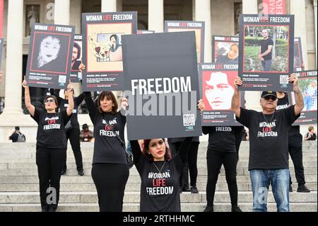 London, Großbritannien. In einer eindrucksvollen Demonstration der Unterstützung für die von Frauen geführte Protestbewegung im Iran marschierten 50 Kunstperformance-Demonstranten der Aktivistengruppe "Stage of Freedom" durch das Zentrum von London und hielten 10 Bilder von Mahsa Amini. In drei Tagen findet in London ein größerer Protest statt, um den ersten Jahrestag ihres Todes in Polizeigewahrsam zu begehen. Sie war erst 22 Jahre alt. Quelle: michael melia/Alamy Live News Stockfoto