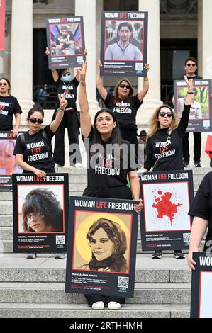 London, Großbritannien. In einer eindrucksvollen Demonstration der Unterstützung für die von Frauen geführte Protestbewegung im Iran marschierten 50 Kunstperformance-Demonstranten der Aktivistengruppe "Stage of Freedom" durch das Zentrum von London und hielten 10 Bilder von Mahsa Amini. In drei Tagen findet in London ein größerer Protest statt, um den ersten Jahrestag ihres Todes in Polizeigewahrsam zu begehen. Sie war erst 22 Jahre alt. Quelle: michael melia/Alamy Live News Stockfoto