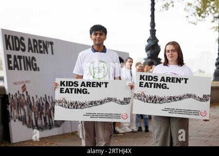 Die Young Food Ambassadors Dev Sharma (links) und Saffron Stedall (rechts) der Food Foundation aus dem „Feed the Future“-Protest in Westminster, der darauf abzielt, Politiker dazu zu bewegen, sich zu verpflichten, den Zugang zu Mahlzeiten in der Freien Schule zu erweitern, da 900.000 Kinder, die in Armut leben, nicht für das Programm in Frage kommen. Bilddatum: Mittwoch, 23. September. Stockfoto