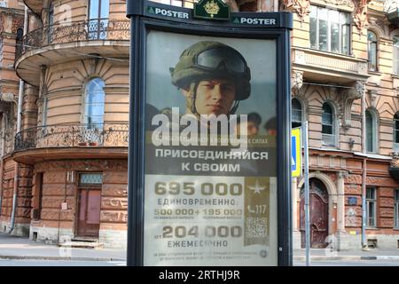 Sankt Petersburg, Russland. September 2023. Blick auf eine Werbetafel mit der Aufschrift Streitkräfte der Russischen Föderation in den Straßen von Sankt Petersburg. (Bild: © Maksim Konstantinov/SOPA Images via ZUMA Press Wire) NUR REDAKTIONELLE VERWENDUNG! Nicht für kommerzielle ZWECKE! Stockfoto