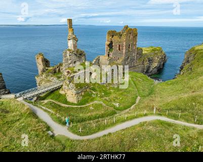 Luftaufnahme von Girnigoe und Sinclair Castle Ruinen, Felsenburg an der Nordseeküste, Wick, County Caithness, Schottland, Vereinigtes Königreich Stockfoto