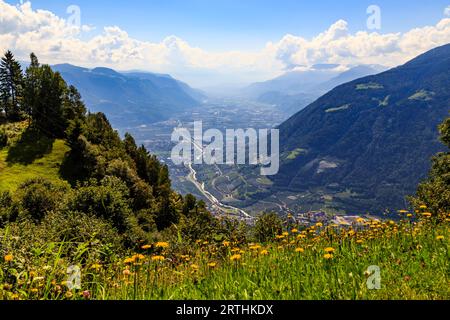 Blick in das Etschtal in Suedtirol bei Meran, Italien, Blick auf das Tal der Etsch in Südtirol bei Meran, Italien Stockfoto