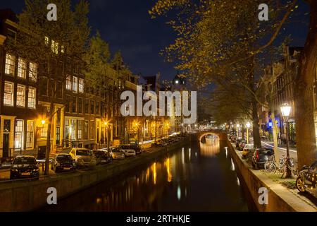 Nachtaufnahme der Leliegracht in Amsterdam, Niederlande im Frühling Stockfoto