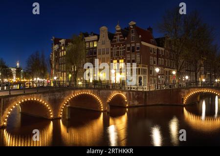 Nachtaufnahme der Ecke Keizersgracht und Leidsegracht in Amsterdam, Niederlande im Frühjahr Stockfoto