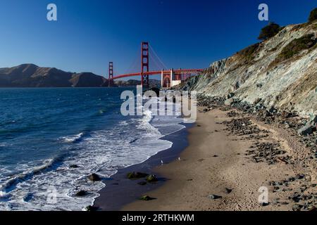 Blick vom Marshalls Beach auf die Golden Gate Bridge in San Francisco, Kalifornien, USA an einem wolkenlosen Abend Stockfoto