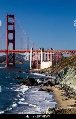 Blick vom Marshalls Beach auf die Golden Gate Bridge in San Francisco, Kalifornien, USA an einem wolkenlosen Abend Stockfoto