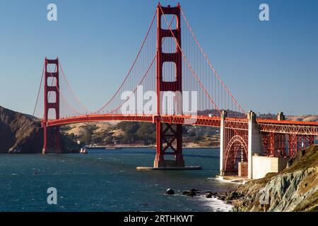 Blick vom Marshalls Beach auf die Golden Gate Bridge in San Francisco, Kalifornien, USA an einem wolkenlosen Abend Stockfoto