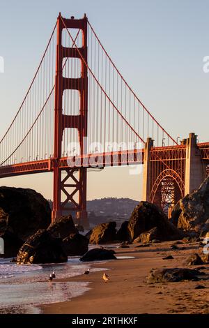 Blick vom Marshalls Beach auf die Golden Gate Bridge in San Francisco, Kalifornien, USA an einem wolkenlosen Abend Stockfoto