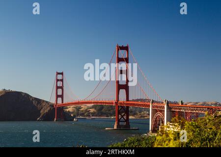 Blick vom Marshalls Beach auf die Golden Gate Bridge in San Francisco, Kalifornien, USA an einem wolkenlosen Abend Stockfoto