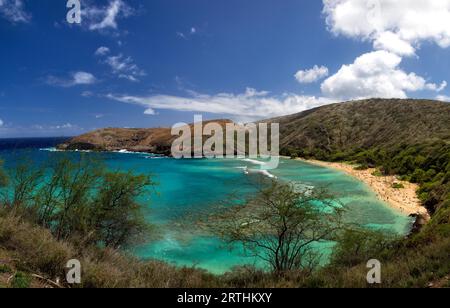 Blick über Hanauma Bay, ein Strand und Schnorchelplatz, der bei Touristen auf Oahu, Hawaii, USA beliebt ist Stockfoto