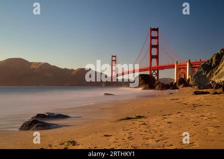 Blick vom Marshalls Beach auf die Golden Gate Bridge in San Francisco, Kalifornien, USA an einem wolkenlosen Abend Stockfoto