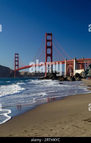 Blick vom Marshalls Beach auf die Golden Gate Bridge in San Francisco, Kalifornien, USA an einem wolkenlosen Abend Stockfoto