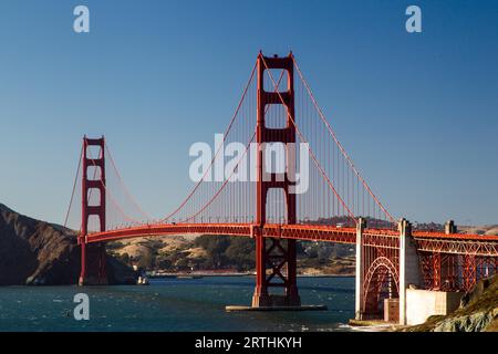 Blick vom Marshalls Beach auf die Golden Gate Bridge in San Francisco, Kalifornien, USA an einem wolkenlosen Abend Stockfoto