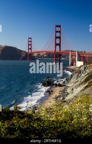 Blick vom Marshalls Beach auf die Golden Gate Bridge in San Francisco, Kalifornien, USA an einem wolkenlosen Abend Stockfoto