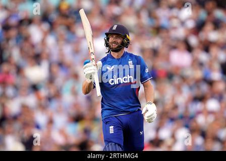 Der Engländer Chris Woakes verlässt das Spielfeld, nachdem er sein Wicket während des dritten eintägigen internationalen Spiels im Kia Oval, London, verloren hat. Bilddatum: Mittwoch, 13. September 2023. Stockfoto