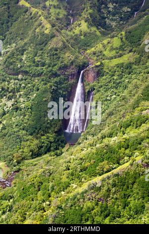 Luftaufnahme der Wasserfälle in den Bergen auf Kauai, Hawaii, USA Stockfoto