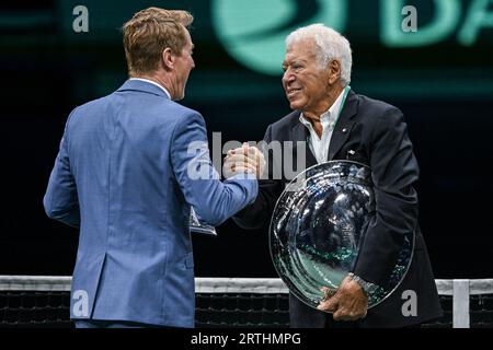 Die Preisverleihung für Nicola Pietrangeli, eine große italienische Tennisspielerin, die 90 Jahre alt wird, bevor das Finale des Davis Cup zwischen Italien und Kanada in der Unipol Arena in Bologna, Italia Tennis (Cristiano Mazzi/SPP) stattfindet. Alamy Live News Stockfoto