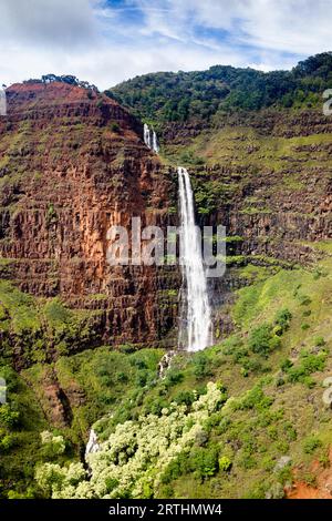 Luftaufnahme der Waipoo Falls im Waimea Canyon auf Kauai, Hawaii, USA Stockfoto