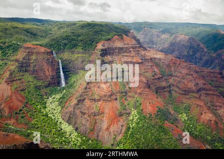 Luftaufnahme der Waipoo Falls im Waimea Canyon auf Kauai, Hawaii, USA Stockfoto