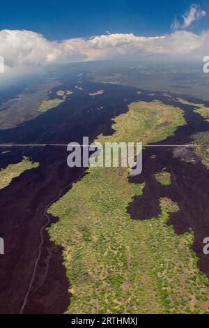 Luftaufnahme der abgekühlten Lavaströme an den Hängen von Mauna Loa auf Big Island, Hawaii, USA Stockfoto