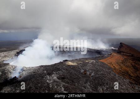 Luftaufnahme des rauchenden Halemaumau-Kraters auf Kilauea, einem aktiven Vulkan auf Big Island, Hawaii, USA Stockfoto