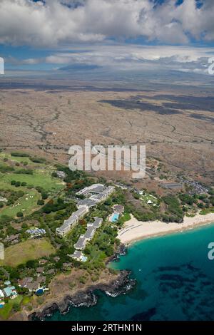 Luftaufnahme von Hapuna Beach an der Westküste von Big Island, Hawaii, USA, mit Blick auf die wolkenbedeckte Mauna Kea Stockfoto