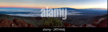 Blick von Mauna Kea nach Mauna Loa nach Sonnenuntergang auf Big Island, Hawaii, USA Stockfoto