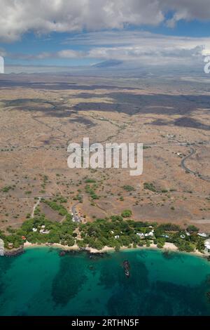 Luftaufnahme von Beach 69 an der Westküste von Big Island, Hawaii, USA, mit Blick auf die wolkenbedeckte Mauna Kea Stockfoto