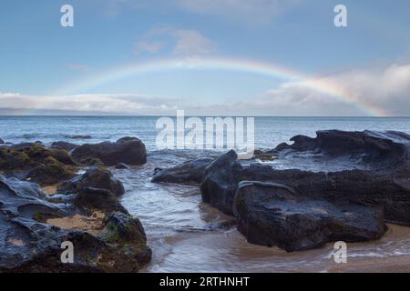 Regenbogen am Strand über dem Meer in Kaanapali Beach, Maui, Hawaii, USA Stockfoto