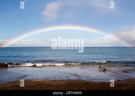 Regenbogen am Strand über dem Meer in Kaanapali Beach, Maui, Hawaii, USA Stockfoto