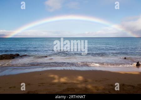 Regenbogen am Strand über dem Meer in Kaanapali Beach, Maui, Hawaii, USA Stockfoto