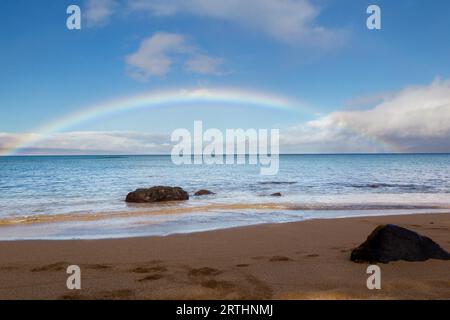 Regenbogen am Strand über dem Meer in Kaanapali Beach, Maui, Hawaii, USA Stockfoto