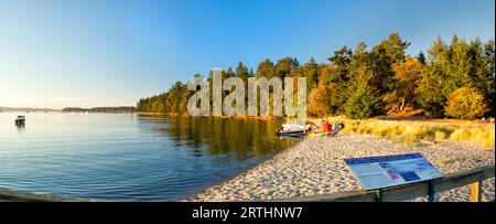 Abendliche Atmosphäre auf Sidney Island, Vancouver Island, British Columbia, Kanada Stockfoto