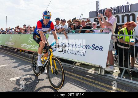 Wout van Aert vom Team Jumbo Visma beim Tour of Britain-Radrennen Stage 6 startet in Southend auf Sea, Essex, UK. An heißen Tagen beobachten Sie die Menge Stockfoto