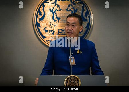 Bangkok, Bangkok, Thailand. September 2023. Am 13. September 2023 spricht der thailändische Premierminister Srettha Thavisin vor den Medien, nachdem er sein erstes offizielles Kabinettsmeeting im Regierungsgebäude in Bangkok, Thailand, geleitet hatte. Auf der ersten offiziellen Kabinettssitzung der neuen Regierung unter der Leitung von Thavisin wurde eine Visumfreiheit für Besucher aus China und Kasachstan beschlossen, die am 25. September 2023 in Kraft treten und bis zum 29. Februar 2024 dauern wird, um die Tourismusbranche des Landes zu stärken. (Bild: © Wissarut Weerasopon/ZUMA Press Wire) NUR REDAKTIONELLE VERWENDUNG! Nicht für kommerzielle ZWECKE! Stockfoto