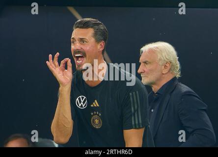 Sandro Wagner, Assistenztrainer DFB, Rudi Völler, Voeller (DFB interniert Trainer und DFB Sportdirektor), im Freundschaftsspiel DEUTSCHLAND - FRANKREICH 2-1 DEUTSCHLAND - FRANKREICH 2-1 Vorbereitung auf die Europameisterschaft 2024 in Deutschland, Saison 2023/2024, am 12. September 2023 in Dortmund, Deutschland. © Peter Schatz / Alamy Live News Stockfoto