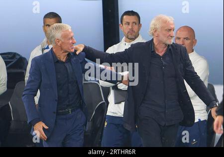 Rudi Völler, Voeller (DFB-Interims-Trainer und DFB-Sportdirektor), Didier DESCHAMPS, FRA-Headcoach, umarmen sich nach dem Freundschaftsspiel DEUTSCHLAND - FRANKREICH 2-1 DEUTSCHLAND - FRANKREICH 2-1 Vorbereitung auf die Europameisterschaft 2024 in Deutschland, Saison 2023/2024, am 12. September 2023 in Dortmund, Deutschland. © Peter Schatz / Alamy Live News Stockfoto