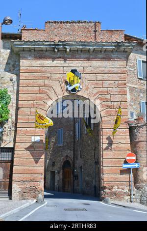 Der alte Eingangsbogen in Città della Pieve, einem mittelalterlichen Dorf in Umbrien, Italien. Stockfoto