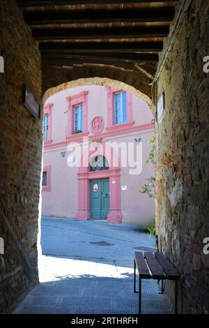 Eine Straße zwischen den Häusern von Castiglione della Pieve, einem mittelalterlichen Dorf in Umbrien, Italien. Stockfoto