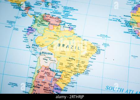 Nahaufnahme des Landwortes Brasilien auf einer Weltkarte mit dem detaillierten Namen der Hauptstadt. Stockfoto