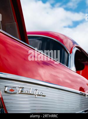 Abzeichen und Emblem auf dem Heckflügel Eines Chevrolet Bel Air Coupe American Automobile Car der 1950er Jahre, England, Großbritannien Stockfoto